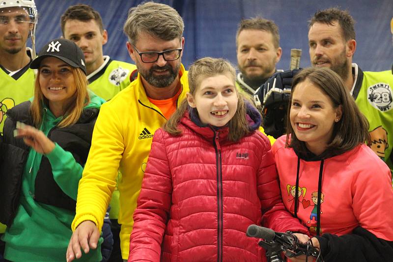 Iniciativa Děti dětem opět pomáhala, tentokrát na hokeji společně s Mladými Draky