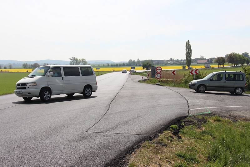 Oprava povrchu silnice u Libivé v pátek 8. května. Ve státní svátek byl menší provoz.