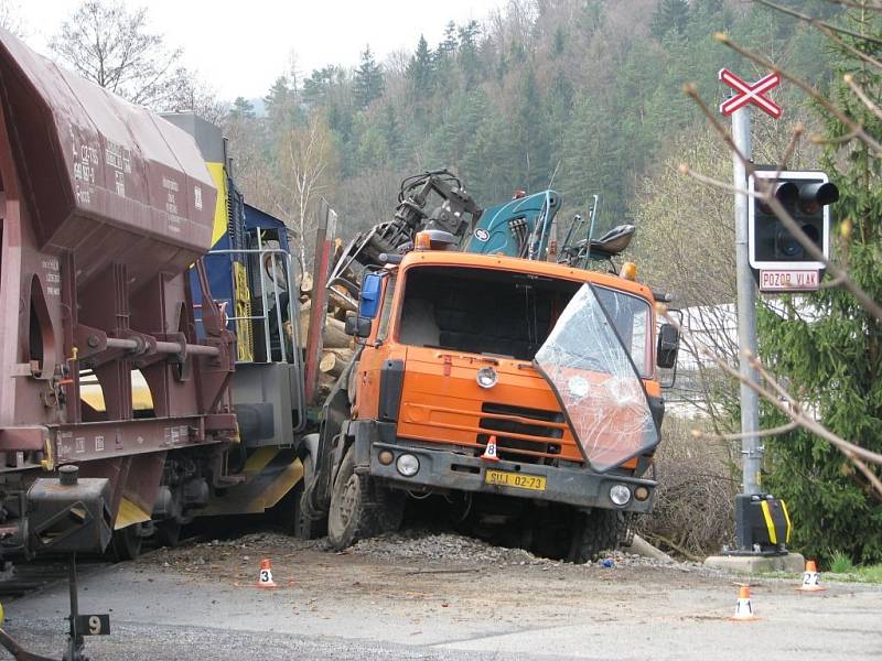 Nehoda nákladního vozu s vlakem v Bohdíkově.