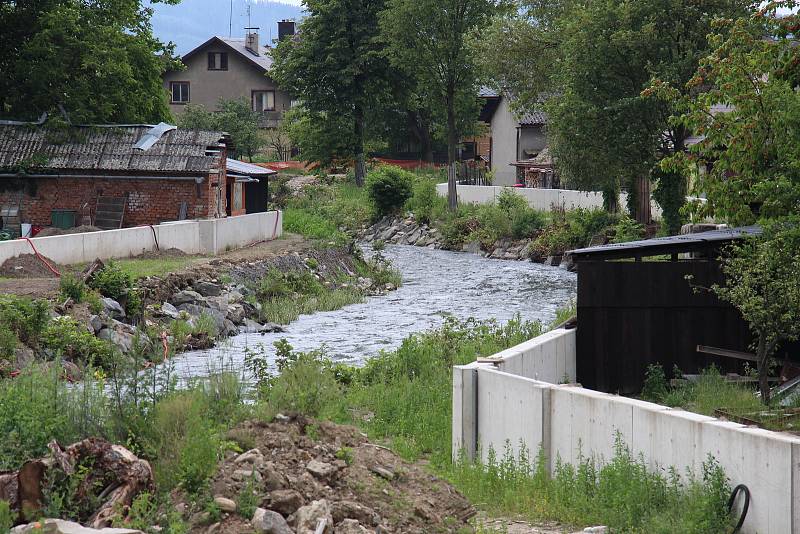 Stavba protipovodňových opatření na řece Desné - lokalita u mostu na silnici I/11 z Rapotína do Petrova.