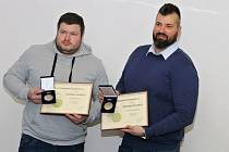 Josef Faltýnek a Jaroslav Hetmánek zachránili život muži, kterého vytáhli na dálnici u Mohelnice z hořícího auta. Převzali ocenění Gentleman silnic.