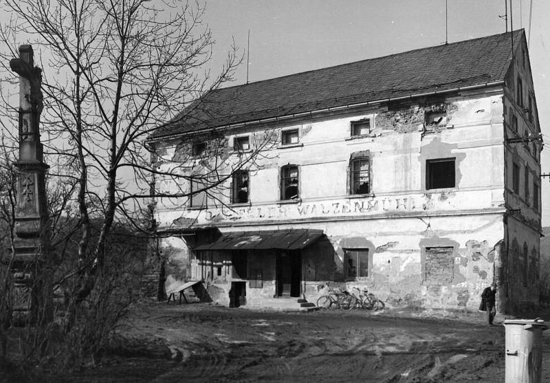 POKROK NEZASTAVÍŠ. Budova bývalého mlýna ve Vikýřovicích ustoupila výstavbě silničního průtahu.