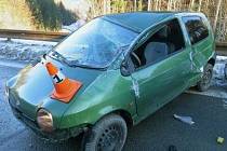 Řidič Renaultu Twingo, který havaroval v pondělí 23. ledna u Zlatých Hor, dostal na náledí smyk. Auto několikrát přetočil přes střechu. 