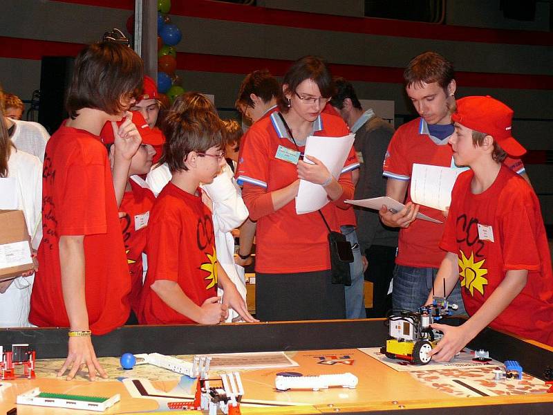 Po páté se zúčastnili v Česku náročné robotické soutěže First Lego League a vždy odjeli jako vítězové – takovou úžasnou statistikou se mohou pochlubit studenti Gymnázia v Jeseníku