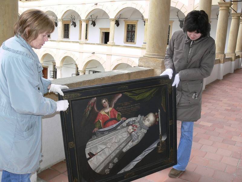 Zásah restaurátorky mají za sebou tři obrazy ze 17. století, které ve čtvrtek 3. dubna zaujaly nové místo v expozici zámku Velké Losiny. Předtím byly uloženy v depozitáři.