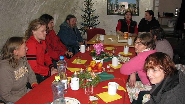 Novou službu střediska potravinové pomoci zahájila Charita Zábřeh těsně před Vánocemi 2010. Na večeři pozvala lidi bez domova