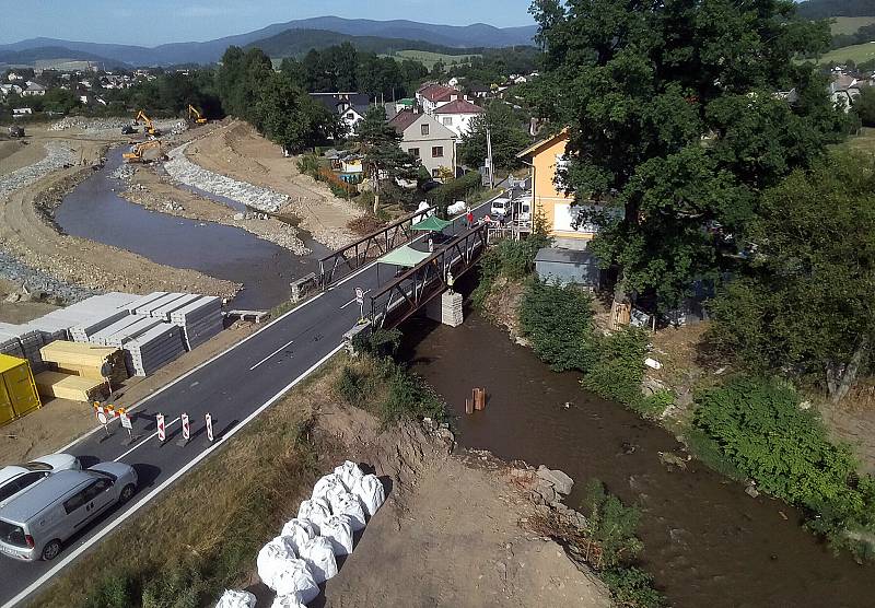 Stavba mostu přes řeku Desnou mezi Petrovem a Rapotínem