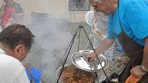 Hudebníci si v Šumperku rozdali souboj s veřejností. U Roztančených kotlíků si v rámci probíhajícího Mezinárodního folklorního festivalu poměřili síly ve vaření guláše.