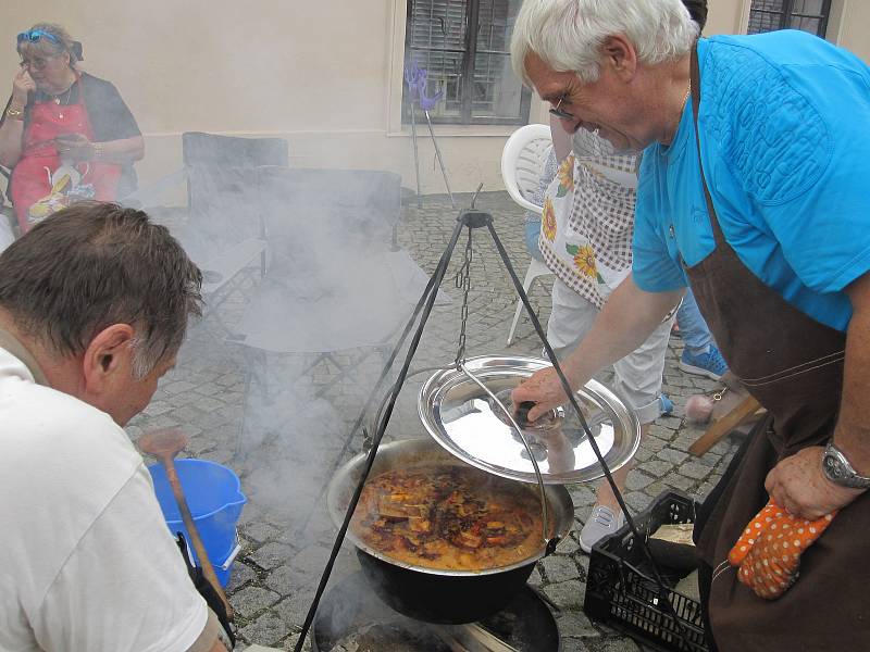 Hudebníci si v Šumperku rozdali souboj s veřejností. U Roztančených kotlíků si v rámci probíhajícího Mezinárodního folklorního festivalu poměřili síly ve vaření guláše.