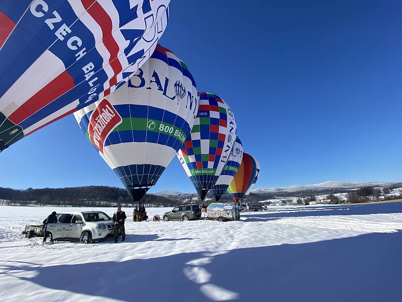 Šestice balonů pokořila Praděd. Vychutnejte si zasněžené Jeseníky z ptačí perspektivy.