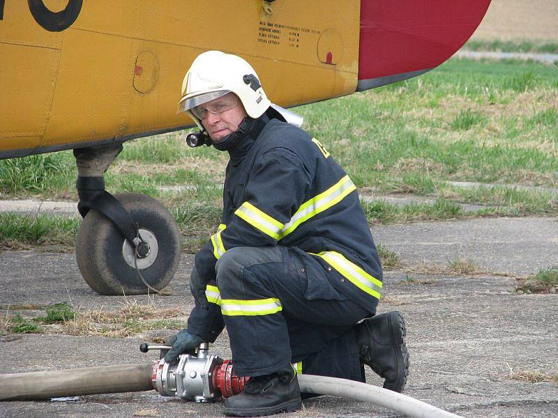 Letoun AN2 během cvičení na šumperském letišti