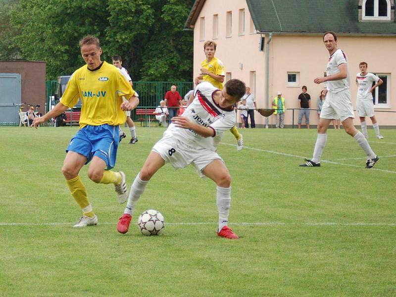 Fotbalisté Velkých Losin (bílé dresy) doma podlehli Šumperku