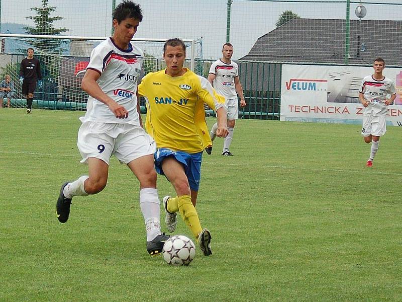 Fotbalisté Velkých Losin (bílé dresy) doma podlehli Šumperku