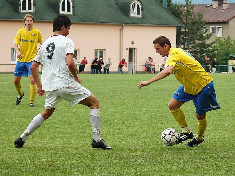 Fotbalisté Velkých Losin (bílé dresy) doma podlehli Šumperku