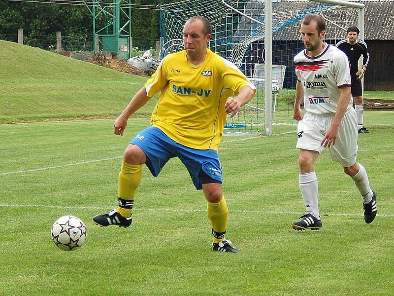 Fotbalisté Velkých Losin (bílé dresy) doma podlehli Šumperku