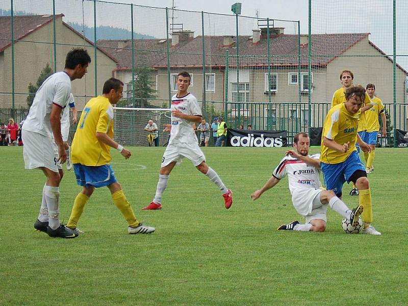 Fotbalisté Velkých Losin (bílé dresy) doma podlehli Šumperku