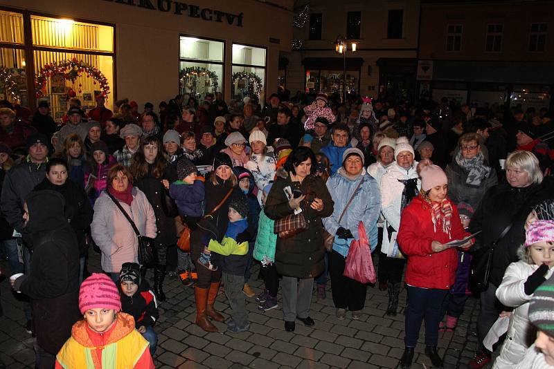 Česko zpívá koledy 2017 u divadla v Šumperku