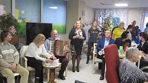 Splněním vánočních přání udělala Ježíškova vnoučata  v neděli 15. prosince radost klinetům Alzheimercentra v Zábřeze.