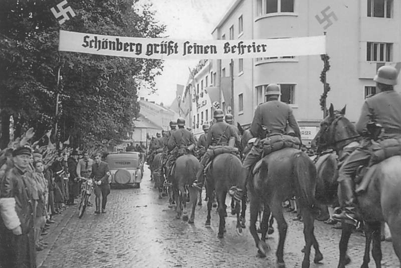 VJEZD DO MĚSTA. Příjezd německého Wehrmachtu na dnešní Hlavní třídu. Vojsku se zde na rozdíl od jiných českých měst dostalo vřelého přivítání.