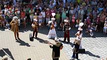 Mezinárodní folklorní festival v Šumperku vrcholí. V sobotu 17. srpna dopoledne zaplnily ulice města domácí soubory i zahraniční hosté, kteří v programu nazvaném Roztančená ulice prošly od radnice přes pěší zónu až do parku U sovy.