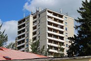 Třináctipatrovému věžáku v centru Šumperku se přezdívá panelák sebevrahů. Život skokem z okna či balkonu zde ukončilo několik lidí.