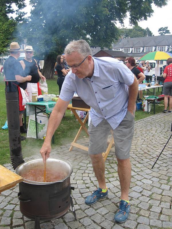 Hudebníci si v Šumperku rozdali souboj s veřejností. U Roztančených kotlíků si v rámci probíhajícího Mezinárodního folklorního festivalu poměřili síly ve vaření guláše.