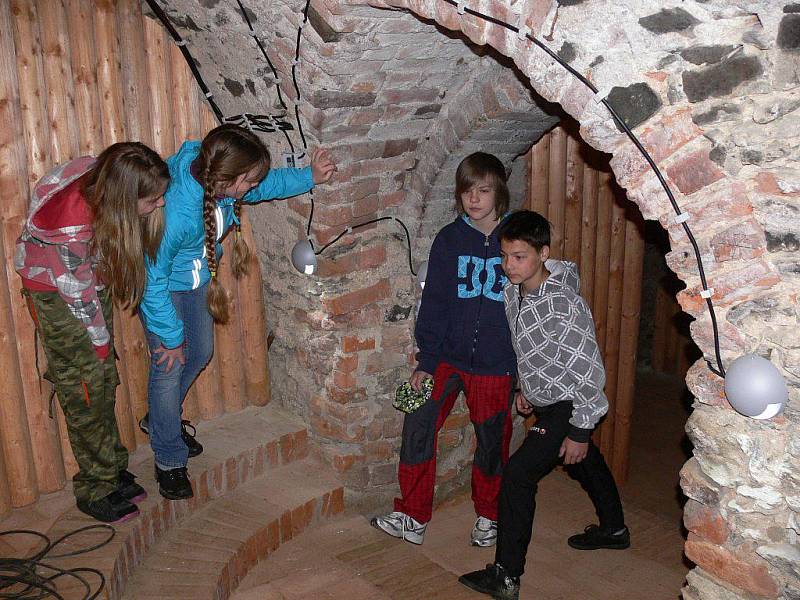 Díky Deníku si labyrint mohli v předstihu prohlédnout školáci z Rudy nad Moravou, kteří zrovna byli na Úsově na školním výletě