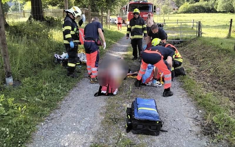 Ve středu v podvečer zachránil včasný zásah hasičů život řidiči traktoru ve Vernířovicích. 22.6. 2022
