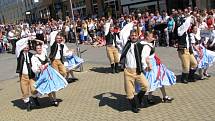 Mezinárodní folklorní festival v Šumperku vrcholí. V sobotu 17. srpna dopoledne zaplnily ulice města domácí soubory i zahraniční hosté, kteří v programu nazvaném Roztančená ulice prošly od radnice přes pěší zónu až do parku U sovy.