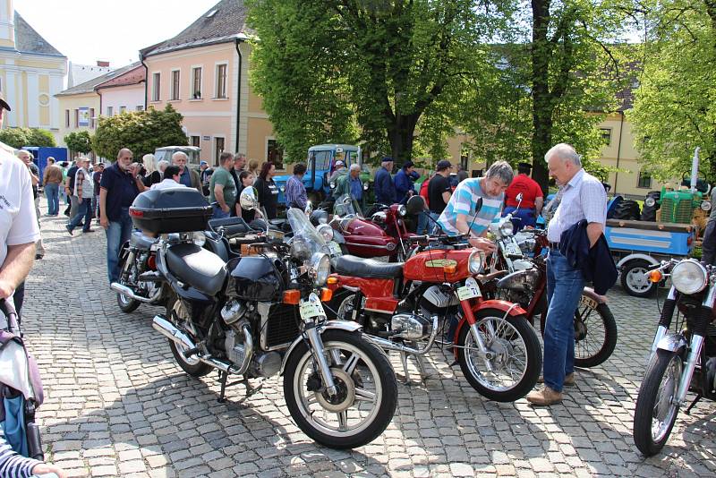 Sraz historických vozidel v sobotu 13. května v Zábřehu.