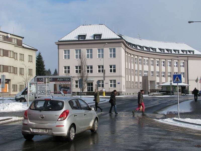 Po přechodu u gymnázia v Zábřehu denně projdou spousty lidíí. Vedle studentů to jsou i chodci mířící z centra města na vlakové nádraží nebo na Skaličku. Policie navrhla přechod zrušit, protože neodpovídá normám.