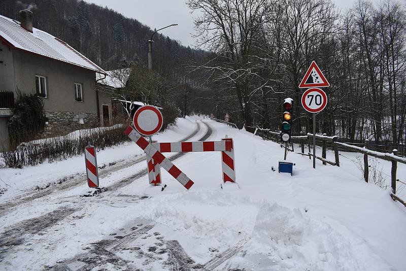 Uzavírka silnice mezi Hanušovicemi a Raškovem.