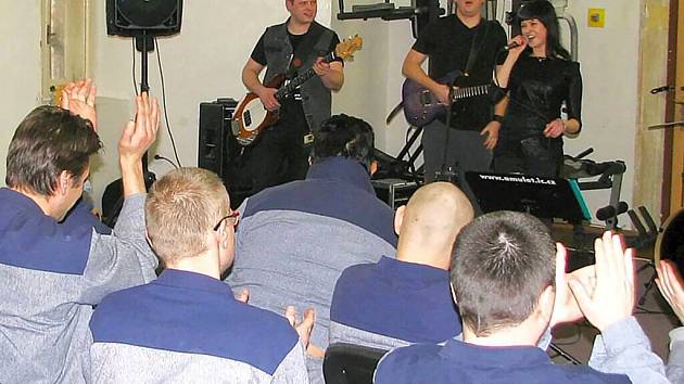 Struny za mřížemi - koncert v mírovské věznici