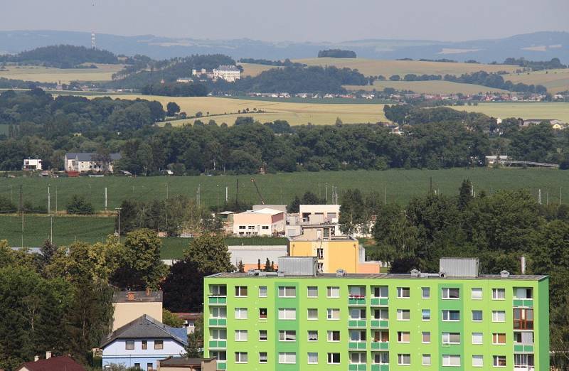 Z vyhlídky nad hodinovým strojem v městské věži u kostela svatého Tomáše z Canterbury v Mohelnici je krásný pohled nejen na celé město a okolí, ale také na hrady Bouzov a Mírov.