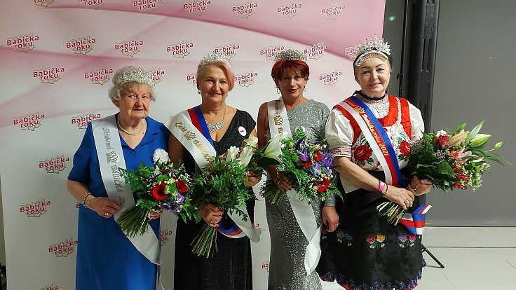 Helena Seidlová (druhá zleva), vítězka soutěže Babička roku 2021