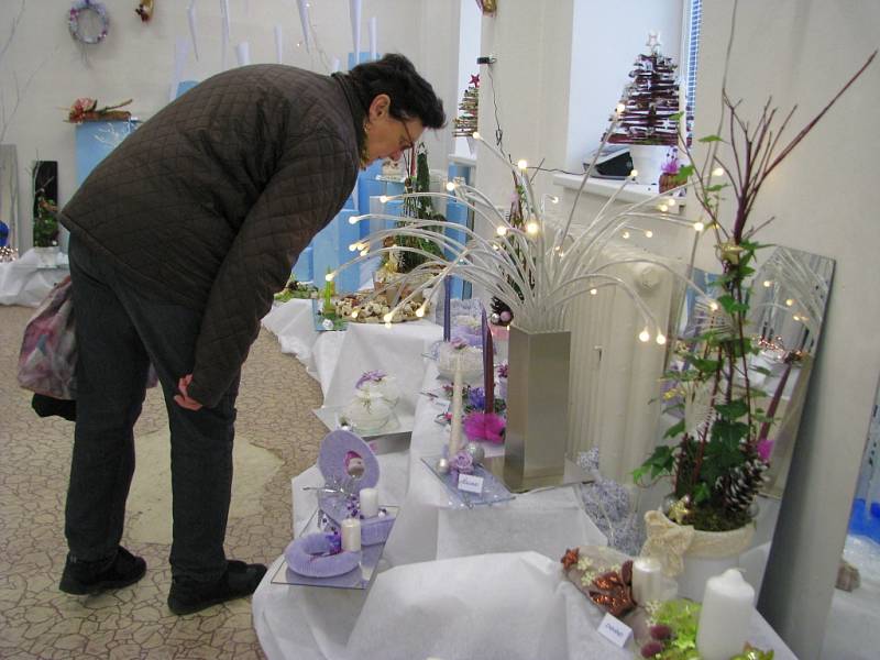 Na vánoční výstavě žáků Střední školy sociální péče a služeb v Zábřehu najdou návštěvníci nápadité a pestré aranžmá. Mohou se nechat také inspirovat při zdobení vánoční tabule.