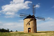 Replika větrného mlýna nad Jalubím lákala o víkendu veřejnost k návštěvě.