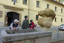 Autorem nové fontány na zámkem v Zábřehu je olomoucký sochař Karel Hořínek.