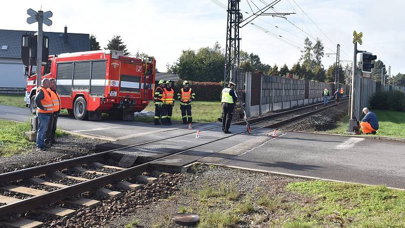 Tragická nehoda 29. září 2022 na přejezdu v Postřelmově. Vlak tam smetl dodávku, řidič nepřežil