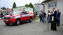 Zábřežští dobrovolní hasiči si slavnostně převzali nový automobil.