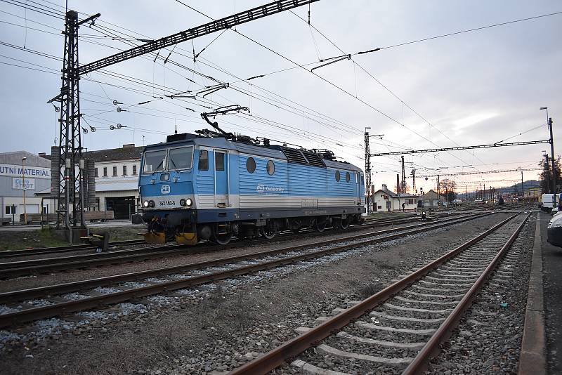 Elektrická lokomotiva na nádraží v Šumperku.