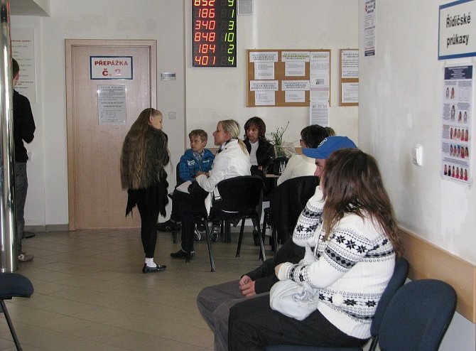 Snímek z chodby před kancelářemi, kde se vydávají v Šumperku pasy.