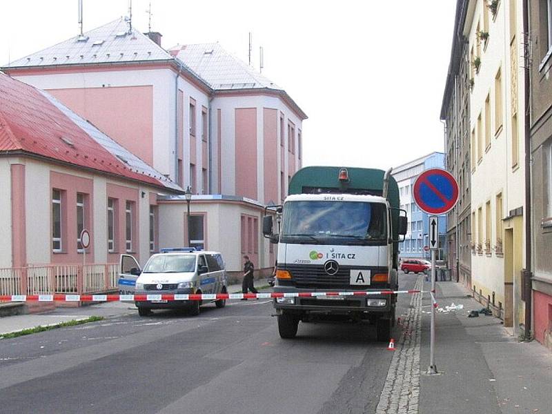 Popelářské auto, které 14. září 2011 při couvání přejelo závozníka