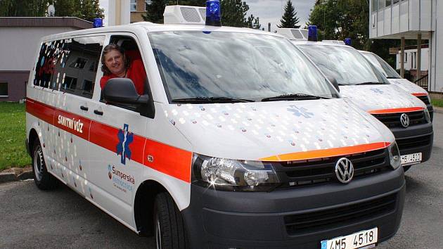 Šumperská nemocnice nakoupila tři nové sanitky. Vozy značky volkswagen Transporter patří k nejmoderněji a nejkomfortněji vybaveným vozidlům své řady. Nemocnice za ně zaplatila tři a půl milionu korun