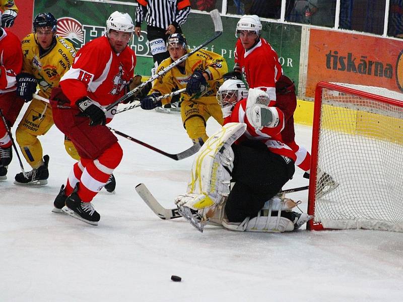 Hokejová příprava: Draci versus Opava (červené dresy).