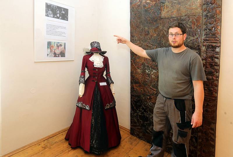 Unikátní výstava na Zámku Velké Losiny připomíná natáčení filmu Kladivo na čarodějnice.