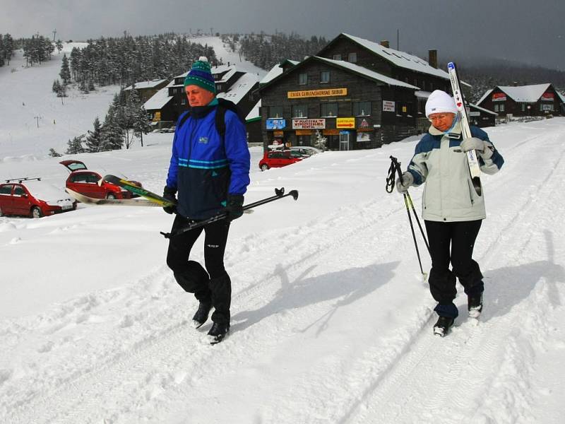 Turisté v areálu Červenohorského sedla