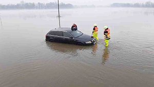 Řidič na zaplavené silnici mezi Lukavicí a Bohuslavicemi málem utopil auto, 9. února 2024