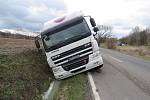 Havárie nákladního auta na silnici mezi Šumperkem a Bratrušovem v pondělí 18. března.