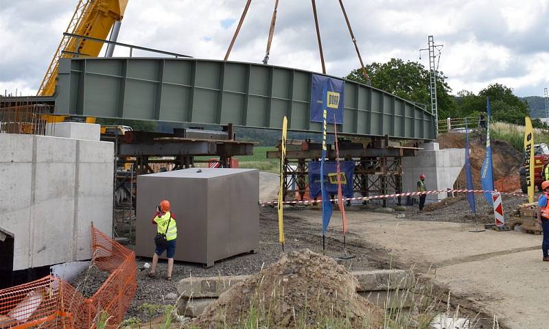 Rekonstrukce trati mezi Šumperkem a Uničovem, stav 21. června 2022. Usazování mostu poblíž šumperského letiště.